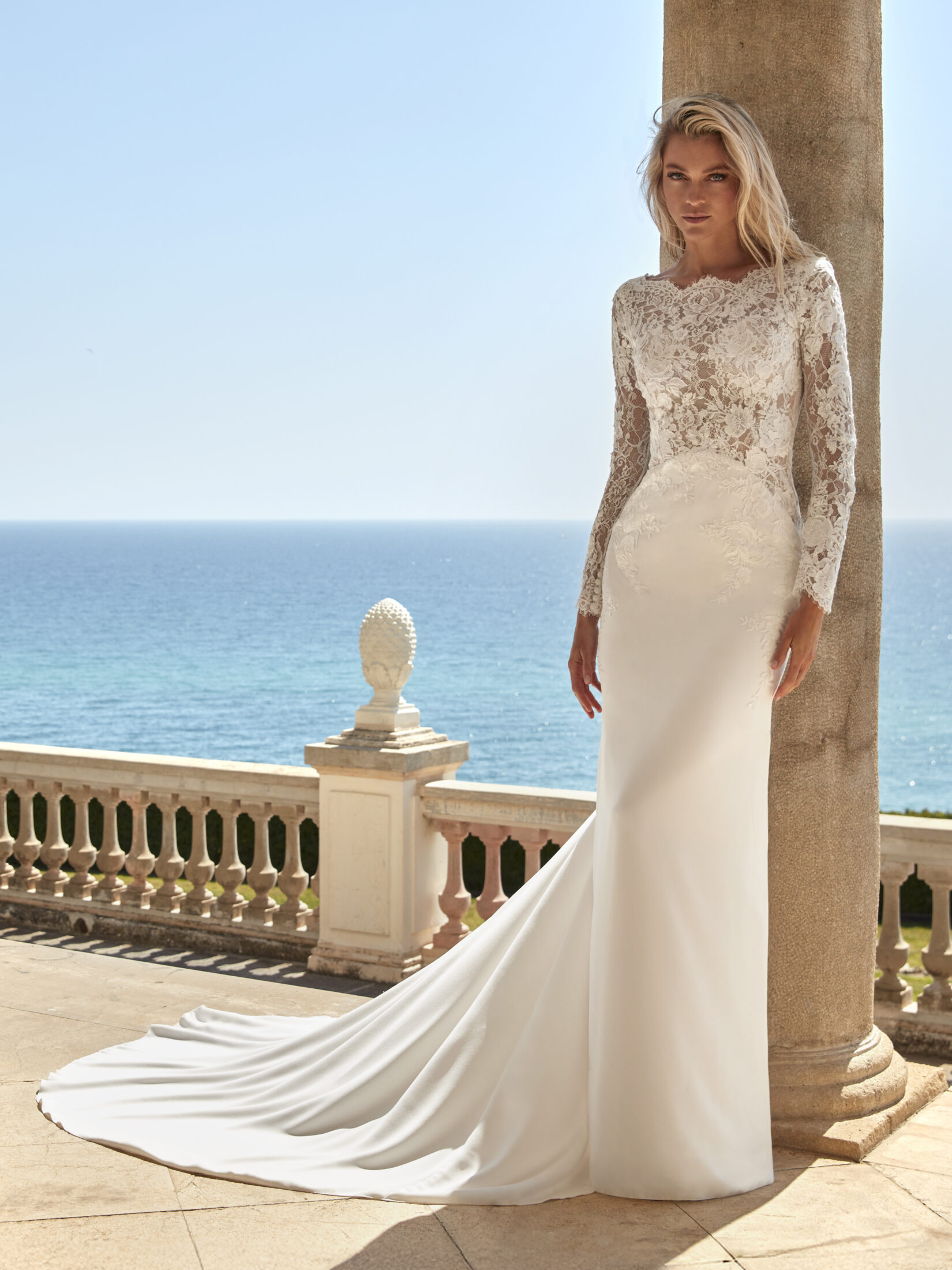 Pronovias-Daryna-Crepe-Kant-Ivory
