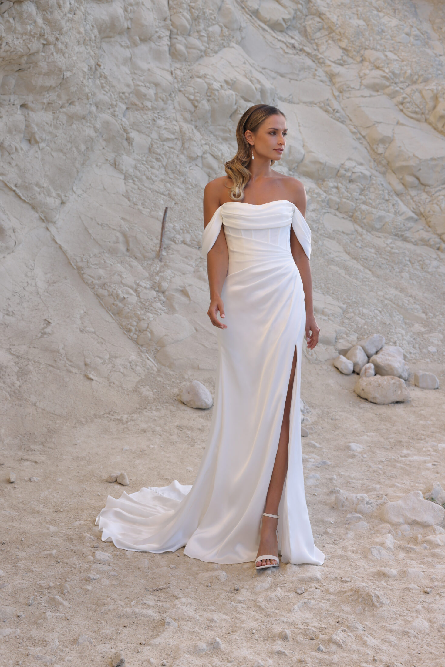 Azuree-Bridal-Annelore-Crepe-Bruidsjurk
