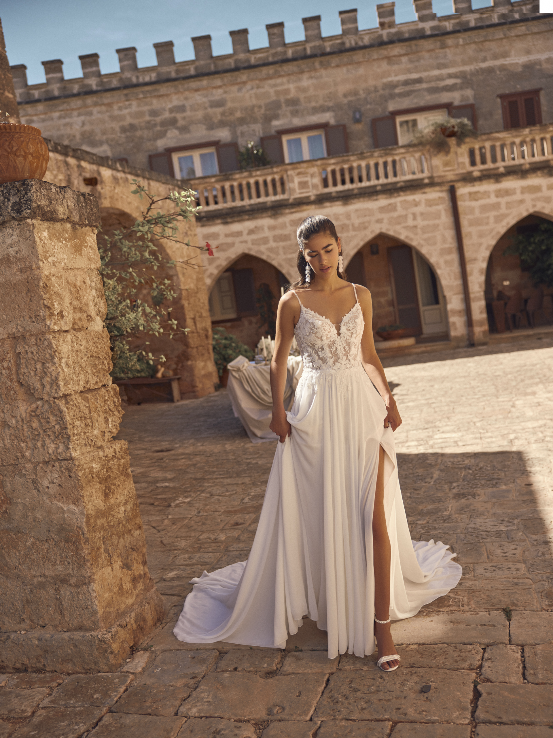 Modeca-Bridal-Miriam-Trouwjurk-Chiffon-Kant-Pailletten-Split-Bruidsjurk-Bruidsmode-Bruidsatelier-Beijer-Besselink-Bridal