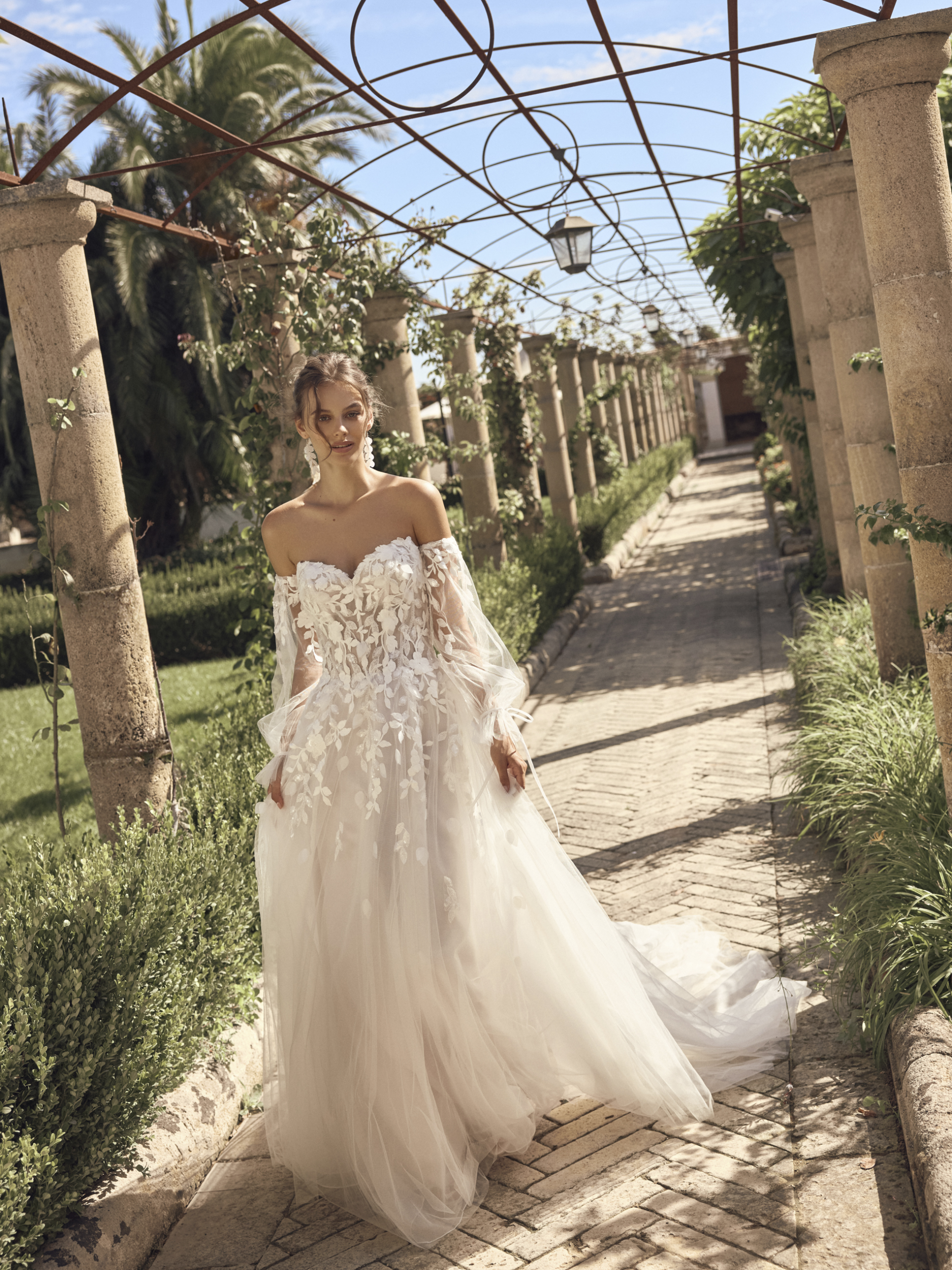 Modeca-Bridal-Myla-Trouwjurk-Romantisch-Modern-Bloemen-Beijer-Besselink