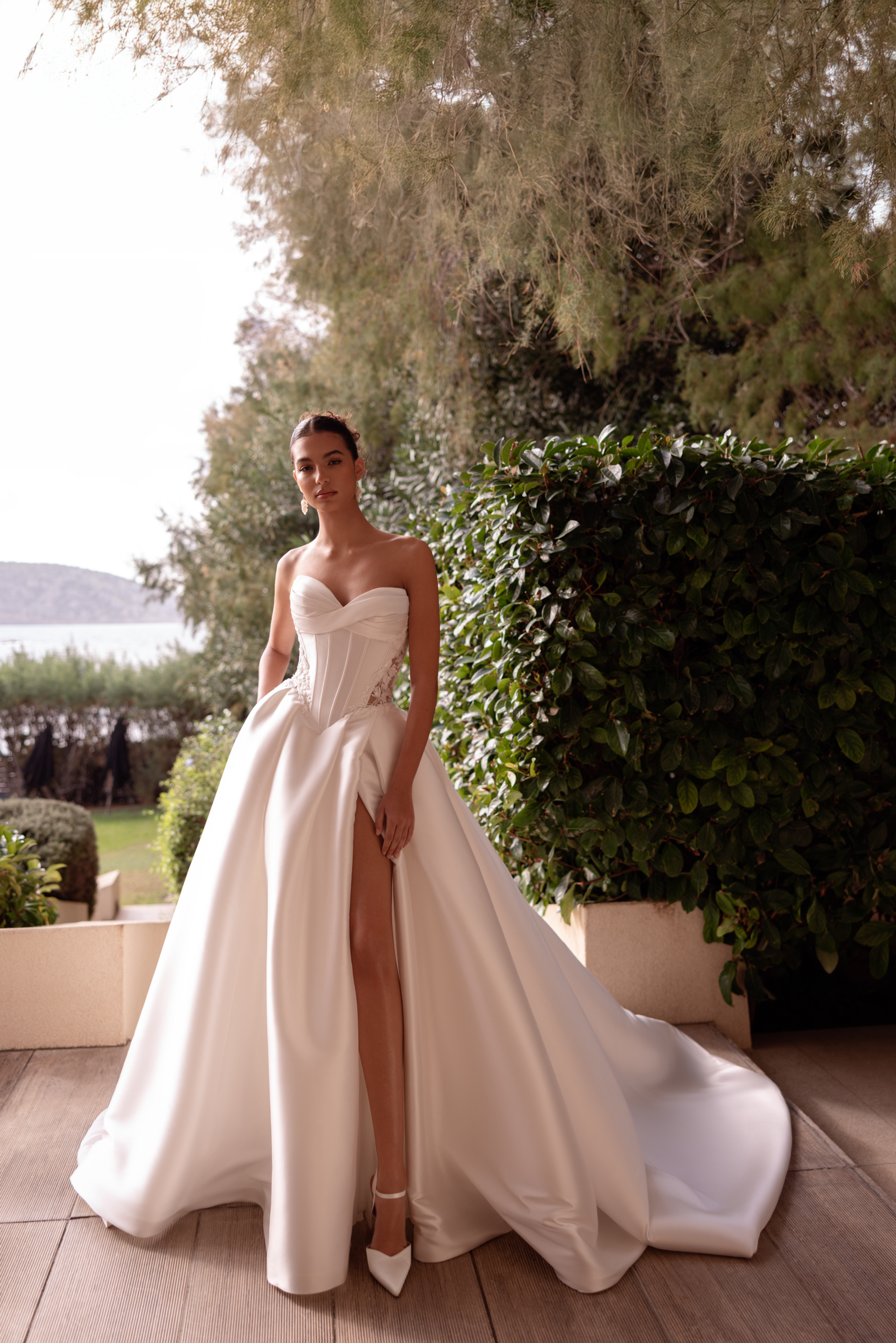 Demetrios-1567-Trouwjurk-Mikado-Modern-Beijer-Besselink-Bridal-Beltrum-Gelderland
