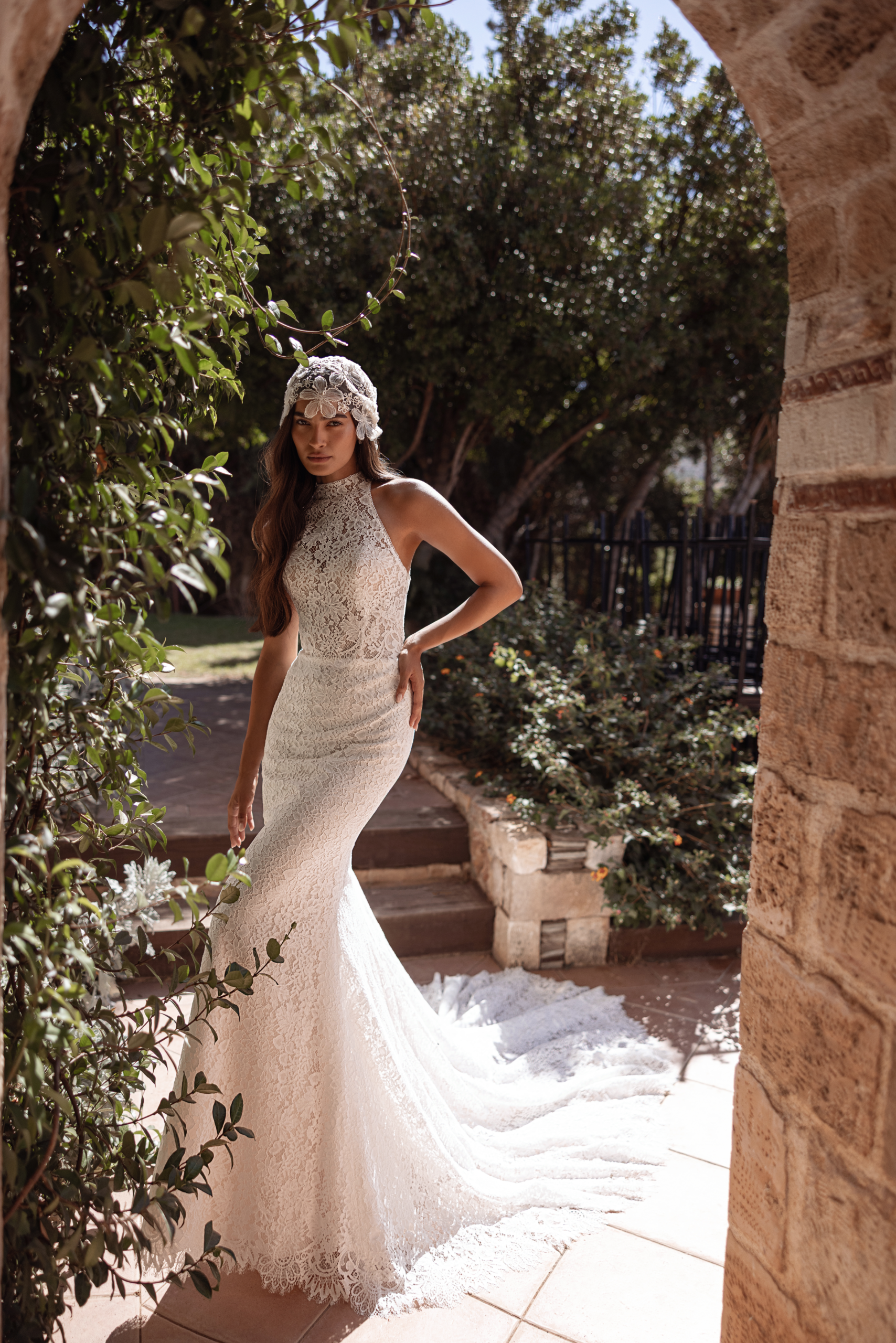 Cosmobella-8300-Trouwjurk-Kant-Lace-Bruidsjurken-Beijer-Besselink-Bridal-Gelderland