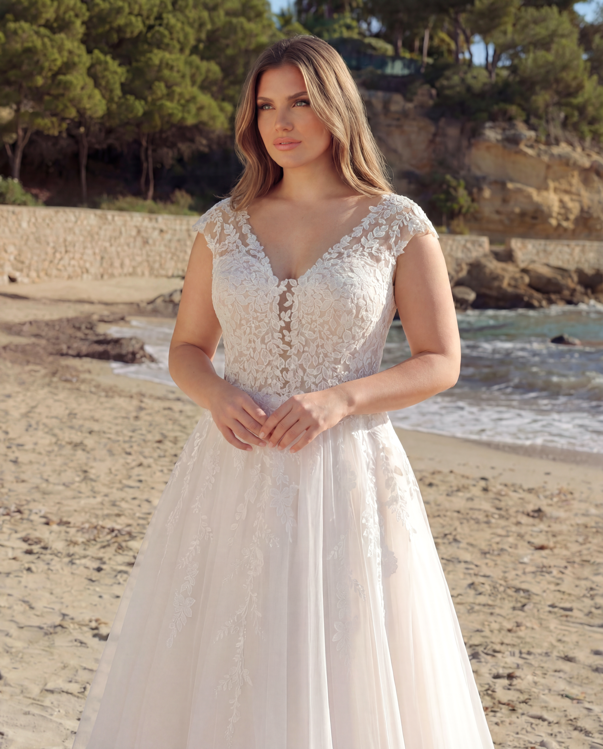 Feeney-Close-Azuree Curvy Azuree-Bridal-Curves-Feeney-Dress-Beijer-Besselink-Bridal